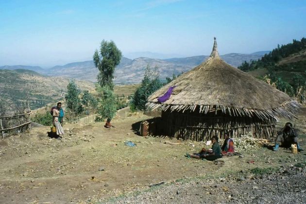 traditionelle Rundhütte - Menschen in Äthiopien