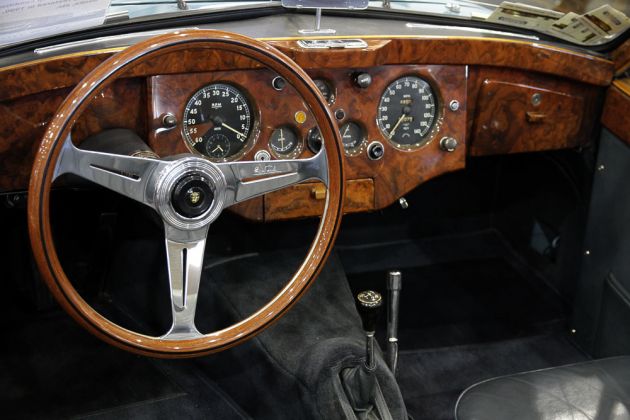 Das Holzlenkrad und das Armaturenbrett aus Wurzelholz des Jaguar XK 120 von 1954 Das Holzlenkrad und das Armaturenbrett aus Wurzelholz des Jaguar XK 120 von 1954