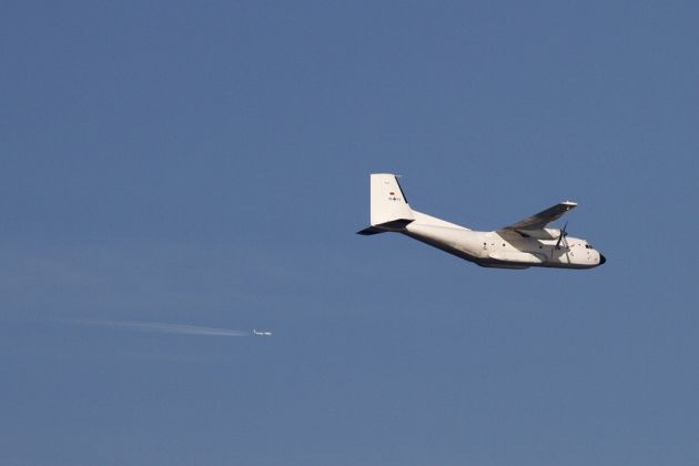 Eine Transall C 160 in weisser UN-Lackierung über dem Steinhuder Meer in Niedersachsen