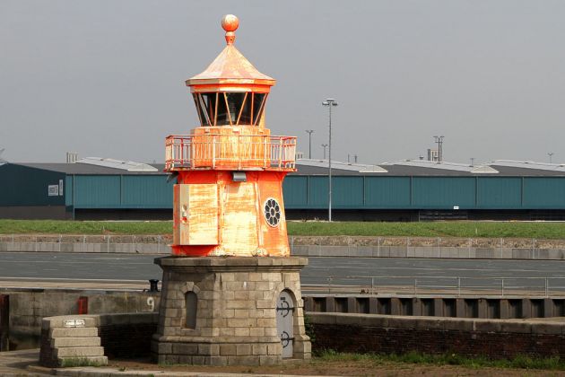 Der Leuchtturm Emden Westmole im Emder Aussenhafen an der Ems, Baujahr 1901 - Niedersachsen, Ostfriesland