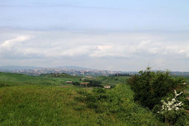 Crete Senesi, Blick nach Norden auf das ferne Siena - Toskana