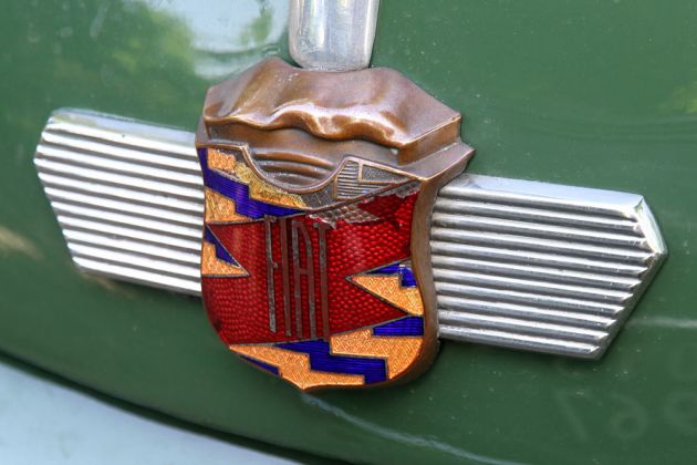 Fiat 500 C Topolino - Fiat-Emblem über dem Kühlergrill