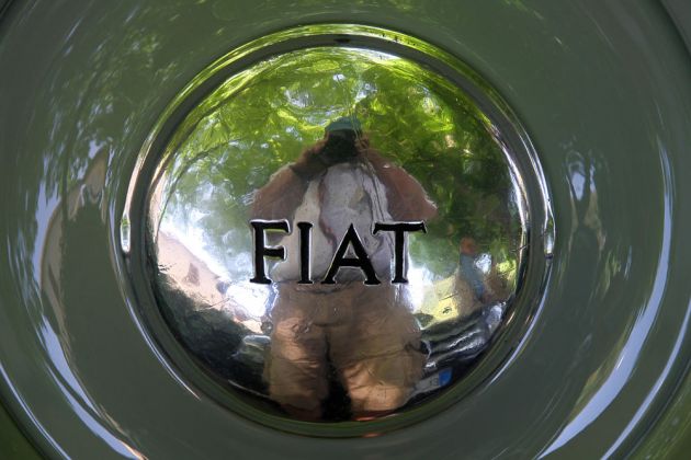 Ganz blank poliert sehen Sie hier unseren Fotografen auf dem Reserverad-Deckel des Fiat 500 Topolino