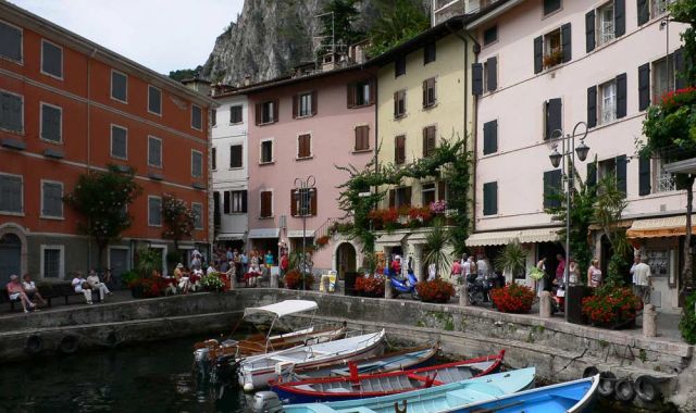 Gardasee-Rundfahrt - Limone sul Garda, die Altstadt mit dem kleinen Bootshafen Porto vecchio