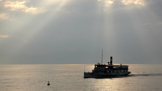 Lazise am Gardasee - der historische Schaufelraddampfer 'Italia' im abendlichen Sonnenlicht