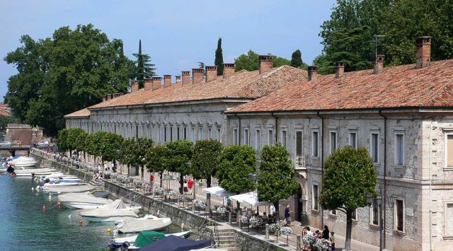 UNESCO Weltkulturerbe Peschiera del Garda - ein Kanal mit historischen Kasernen am Fluss Mincio