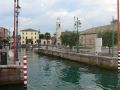Lazise am Gardasee - der historische Hafen Porticciolo mit dem Rathaus und der Chiesa di San Nicolo