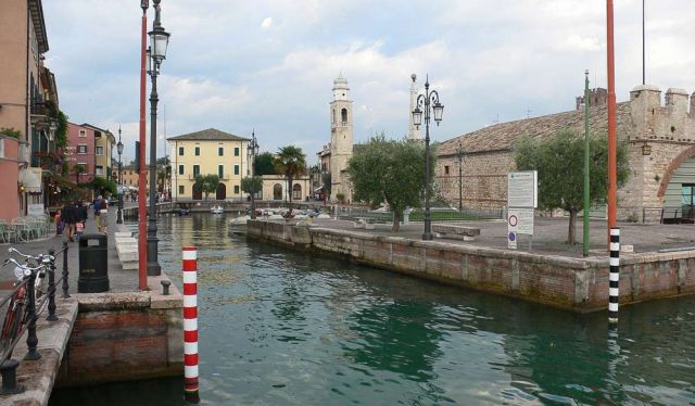 Lazise am Gardasee - der historische Hafen Porticciolo mit dem Rathaus und der Chiesa di San Nicolo Lazise am Gardasee - der historische Hafen Porticciolo mit dem Rathaus und der Chiesa di San Nicolo