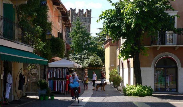 Lazise am Gardasee - Altstadt mit mittelalterlicher Burg Castello di Lazise Lazise am Gardasee - Altstadt mit mittelalterlicher Burg Castello di Lazise