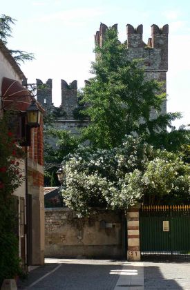 Lazise am Gardasee - Via Castello mit der Burg Castello Scaligero di Lazise Lazise am Gardasee - Via Castello mit der Burg Castello Scaligero di Lazise