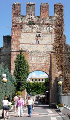 Lazise am Gardasee - Stadttor an der Via Rosenheim Lazise am Gardasee - Stadttor an der Via Rosenheim