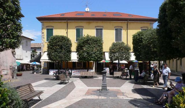 Lazise am Gardasee - die Piazetta Beccheri in der Altstadt Lazise am Gardasee - die Piazetta Beccheri in der Altstadt