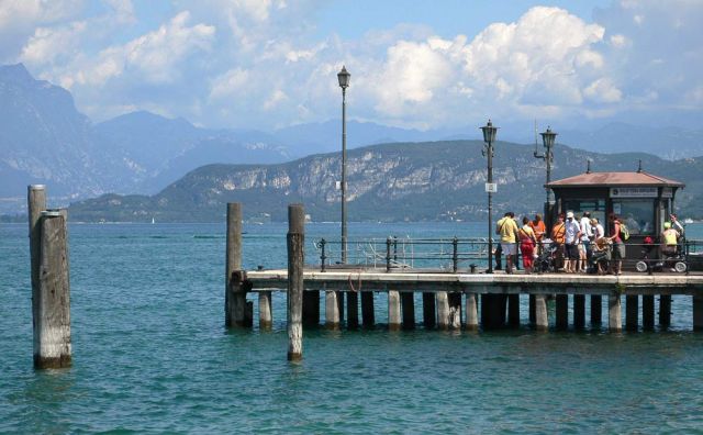 Lazise am Gardasee - der Schiffsanleger an der Via Fontana Lazise am Gardasee - der Schiffsanleger an der Via Fontana