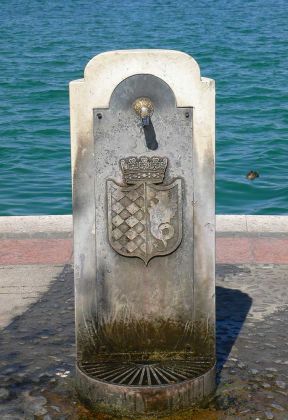 Lazise am Gardasee - Alter Brunnen an der Promenade Lungolargo Marconi Lazise am Gardasee - Alter Brunnen an der Promenade Lungolargo Marconi