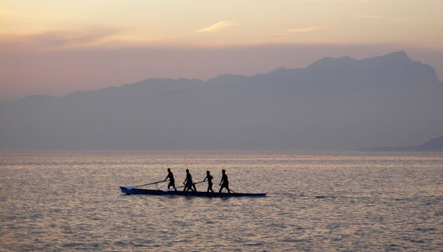 Lazise am Gardasee - Stehpaddler auf dem abendlichen Gardasee Lazise am Gardasee - Stehpaddler auf dem abendlichen Gardasee