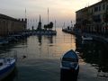 Lazise am Gardasee - der historische Hafen Porticciolo zur Blauen Stunde