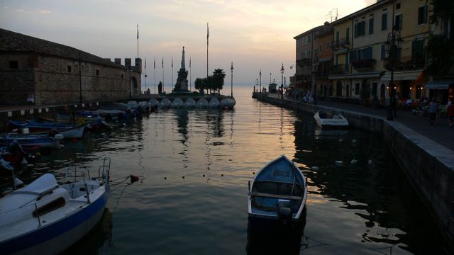 Lazise am Gardasee - der historische Hafen Porticciolo zur Blauen Stunde Lazise am Gardasee - der historische Hafen Porticciolo zur Blauen Stunde
