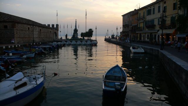 Lazise am Gardasee - der historische Hafen Porticciolo zur Blauen Stunde