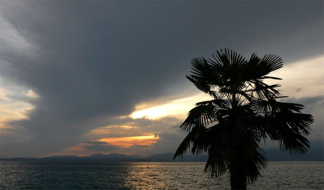 Lazise am Gardasee - Wetter- und Wolkenstimmungen zum Sonnenuntergang über dem Gardasee Lazise am Gardasee - Wetter- und Wolkenstimmungen zum Sonnenuntergang über dem Gardasee