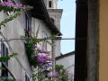 Limone sul Garda, Gasse mit San Benedetto-Kirche - Gardasee
