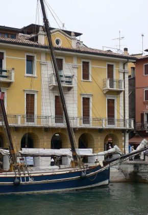 Malcesine am Gardasee - alter Hafen mit Piazza Guglielmo Marconi