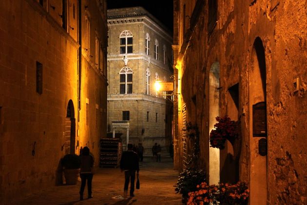 Urlaub in der Toskana - Pienza, Corso il Rosselino bei Nacht 