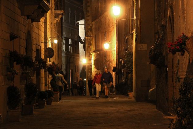 Urlaub in der Toskana - Pienza, der Corso il Rosselino bei Nacht
