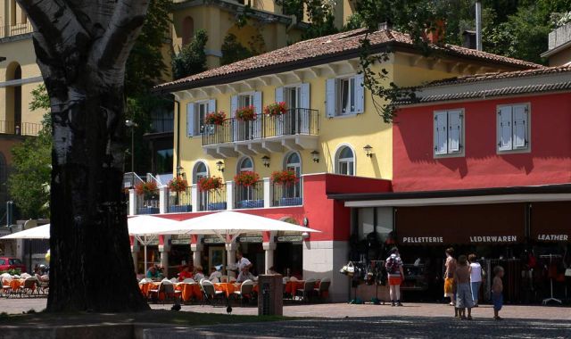 Riva del Garda - Restaurant an der Piazza Catena am Hafen - Gardasee