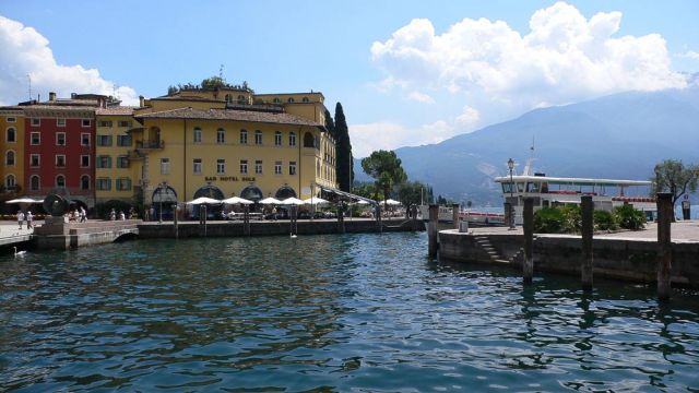 Riva del Garda - am historischen Hafen in der Altstadt - Gardasee