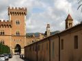 Urlaub in der Toskana - Bolgheri - das wappenverzierte und mit Zinnen besetzten Tor zum Dorf
