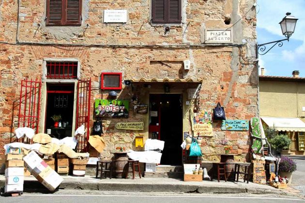 Urlaub in der Toskana - In den Gassen des berühmten Weindorfes Bolgheri bei San Vincenzo