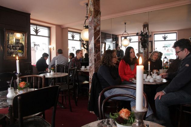 Das Schnoorviertel in der Bremer Altstadt - im beliebten Café Tölke im Schnoor