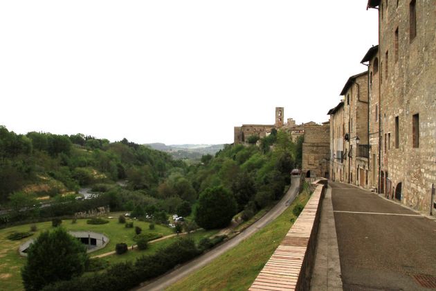 Colle Val d Elsa - die Stadtmauer der Oberstadt Colle Alta über dem Tal der Elsa Colle Val d Elsa - die Stadtmauer der Oberstadt Colle Alta über dem Tal der Elsa
