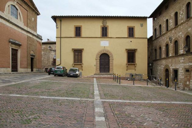 Colle Val d Elsa - Tourist-Büro an der Piazza Duomo, Oberstadt Colle Alta Colle Val d Elsa - Tourist-Büro an der Piazza Duomo, Oberstadt Colle Alta