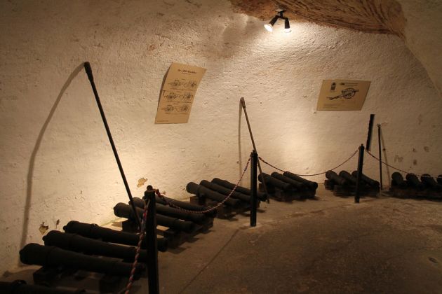 Die historischen Kasematten mit alten Kanonen in der Festung Wilhelmstein mitten im Steinhuder Meer