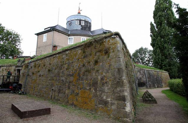 Das trutzige Festungs-Gebäude mit seinen gewaltigen Mauern ist das Herzstück der Insel Wilhelmstein