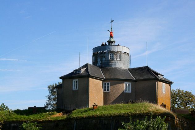 Das trutzige Festungs-Gebäude mit seinen gewaltigen Mauern ist das Herzstück der Insel Wilhelmstein
