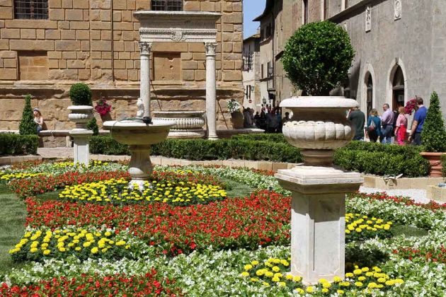 Urlaub in der Toskana - Pienza, Piazza Pio II im Zentrum der Altstadt Urlaub in der Toskana - Pienza, Piazza Pio II im Zentrum der Altstadt
