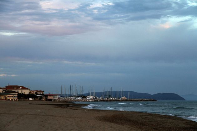 San Vincenzo an der Etrusker-Küste des Mittelmeeres, die Blaue Stunde am nördlichen Strand San Vincenzo an der Etrusker-Küste des Mittelmeeres, die Blaue Stunde am nördlichen Strand