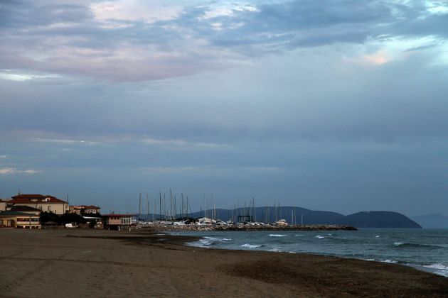 San Vincenzo an der Etrusker-Küste des Mittelmeeres, die Blaue Stunde am nördlichen Strand