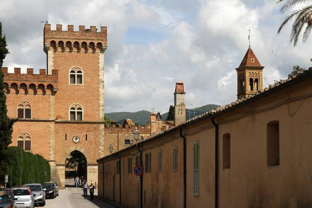 Das Weindorf Bolgheri - das wappenverzierte und mit Zinnen besetzten Tor zum Dorf Das Weindorf Bolgheri - das wappenverzierte und mit Zinnen besetzten Tor zum Dorf