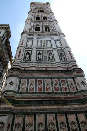 Der Campanile, der Glockenturm der Kathedrale Santa Maria del Fiore in Florenz Der Campanile, der Glockenturm der Kathedrale Santa Maria del Fiore in Florenz