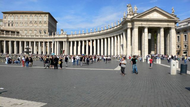 Piazza San Pedro, der rechte Säulengang des Petersplatzes - Vatikan Piazza San Pedro, der rechte Säulengang des Petersplatzes - Vatikan