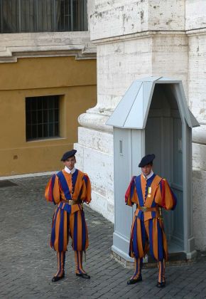 Vatikan - Piazza San Pedro, der Petersplatz mit Schweizer Garde Vatikan - Piazza San Pedro, der Petersplatz mit Schweizer Garde