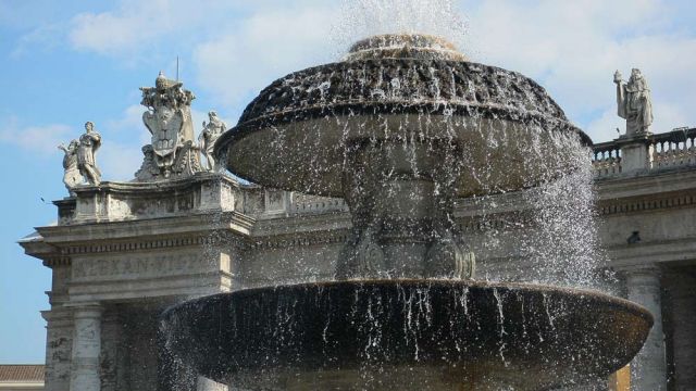 Der linke der Zwillingsbrunnen auf dem Petersplatz im Vatikan