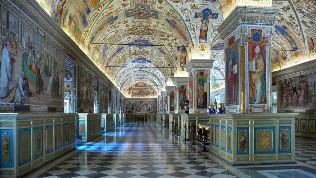 Die Bibliothek in den Vatikanischen Museen im Vatikan, Rom - Salone Sistino, Musei Vaticani Die Bibliothek in den Vatikanischen Museen im Vatikan, Rom - Salone Sistino, Musei Vaticani