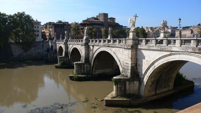 Die Engelsbrücke über den Tiber mit den Marmorstatuen - Rom