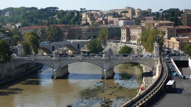Der Tiber, die Ponte Vittorio Emanuele II, die Ponte Principe Amedeo Savoia Aosta sowie Teile der Vatikan-Stadt - Panorama Rom