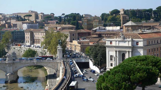 Der Tiber, die Ponte Vittorio Emanuele II sowie Teile der Vatikan-Stadt - Panorama Rom