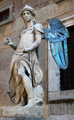 Erzengel Michael, Marmorstatue im Innenhof der Engelsburg - Rom Erzengel Michael, Marmorstatue im Innenhof der Engelsburg - Rom